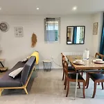 Feriehus Duplex Near University, Hippodrome, Shopping Center *